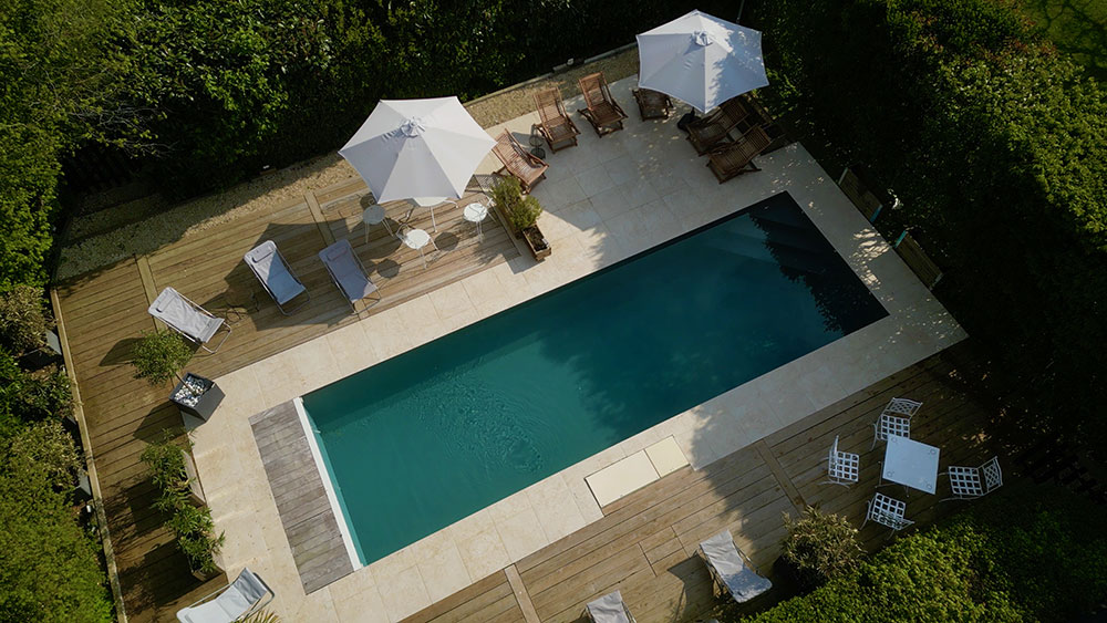 L'espace piscine du domaine Happy Petit Senais est accessible par nos trois locations de vacances